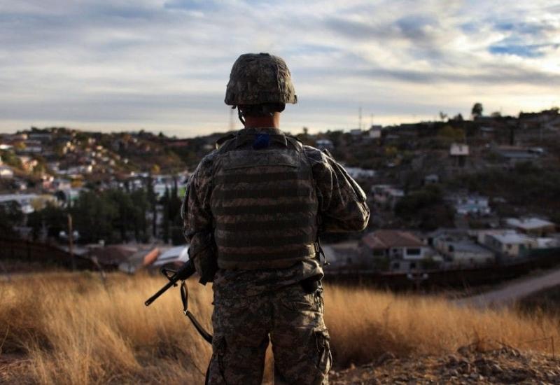 Američki vojnik na granici s Meksikom - Trump odobrio vojsci oružanu silu na granici sa Meksikom