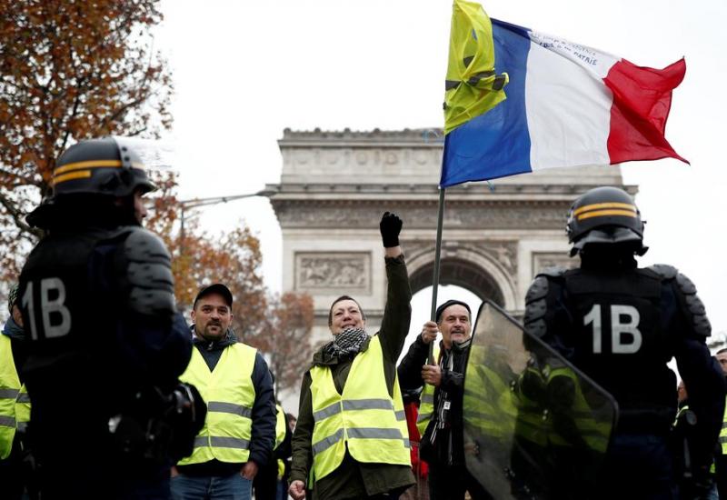 Stotine demonstranata duž Champs-Elyseesa 