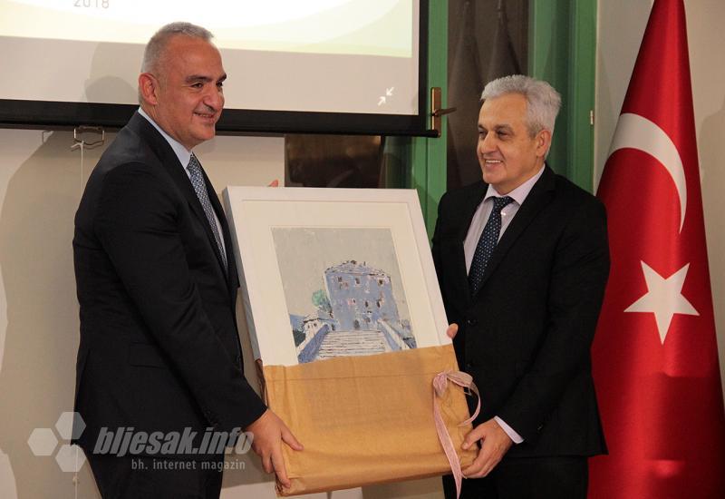 Bešlić uručuje poklon Ersoyu - Mostar: Službeno otvorena zgrada 