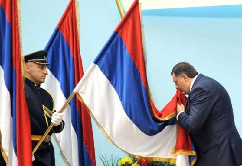 Milorad Dodik ljubi zastavu RS - Dodik ponovno izvjesio zastavu RS u Predsjedništvu