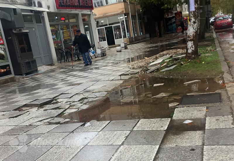 Trotoari puni vode - Mostar: Građani razmišljaju o kupovini glisera