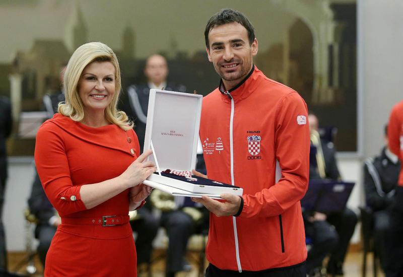 Kolinda Grabar-Kitarović uručuje odlikovanje Međugorcu Ivanu Dodigu - Predsjednica Hrvatske odlikovala hrvatske tenisače