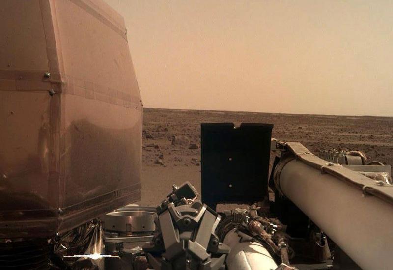 NASA objavila prvu fotografiju s Marsa koju je poslala sonda InSight