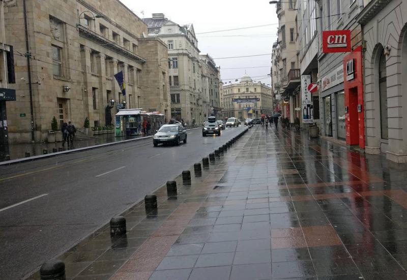 Snijeg se nije zadržao na pločnicima i kolniku - U Sarajevu počeo padati snijeg