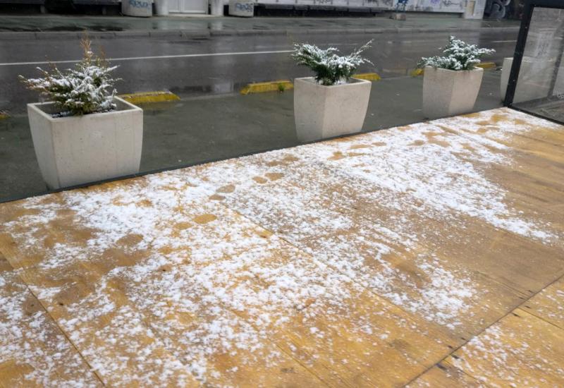 Snijeg je nastavio padati i jutros ali nije stvarao probleme - U Sarajevu počeo padati snijeg