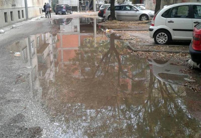 Mostar: Kanalizacija pliva po ulici dok se čeka popravka cijevi