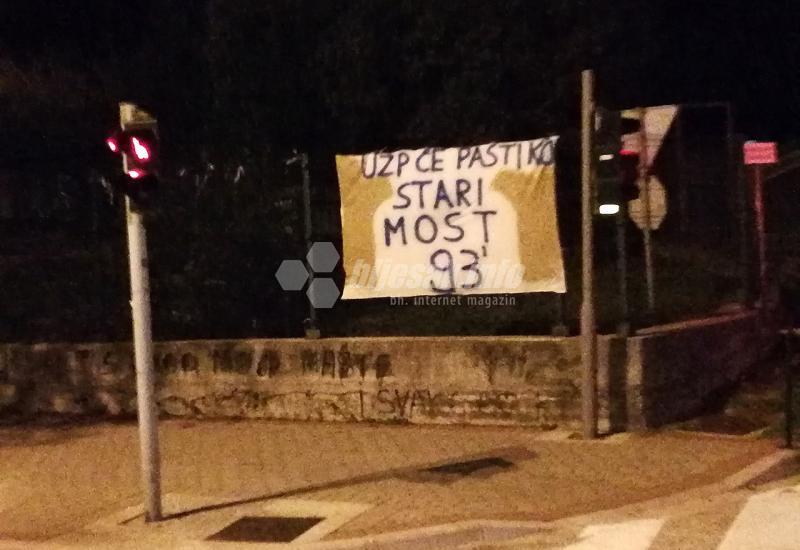 Transparent  je postavljen na ogradu biskupske rezidencije - Poruka iz Mostara: UZP će pasti kao Stari most 