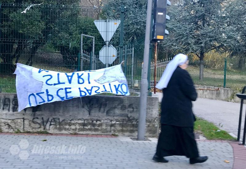 Bura je oborila transparent  - Poruka iz Mostara: UZP će pasti kao Stari most 