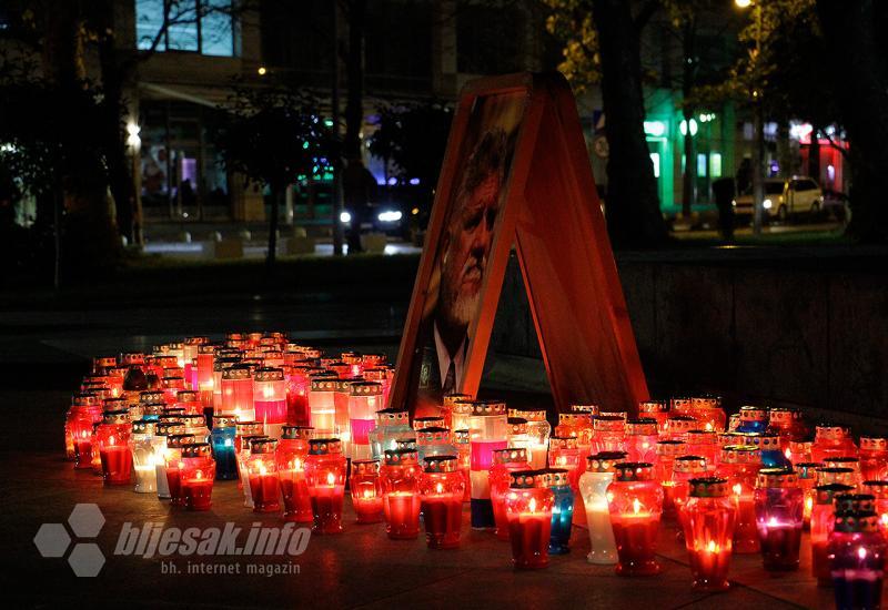 Paljenje svijeća za godišnjicu smrti generala Praljka - Mostar: Paljenjem svijeća građani odali počast Slobodanu Praljku