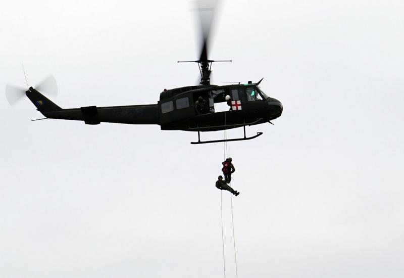 Jedan od vojnih helikoptera amerikčke proizvodnje UH-1 - Svečanim postrojavanjem u Vojarni 