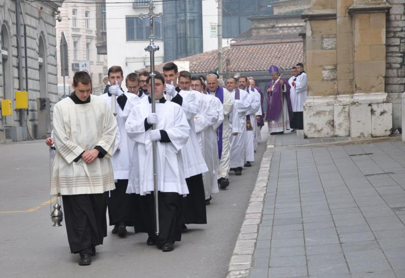 Mnoštvo svećenika u koncelebraciji  - Novi kandidati zaređeni za đakone
