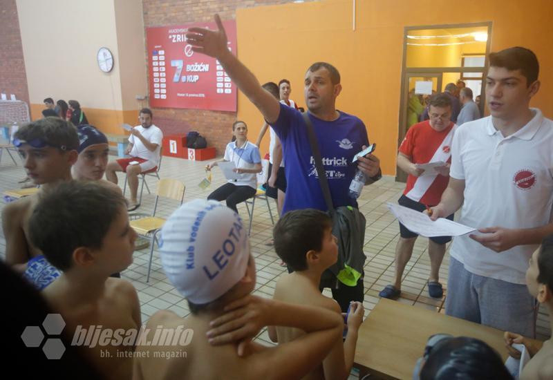 Natjecanje je počelo bez problema - Mladi plivači i plivačice natječu se u Mostaru na sedmom božićnom kupu
