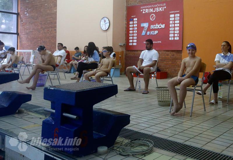 Čekanje za početak utrke - Mladi plivači i plivačice natječu se u Mostaru na sedmom božićnom kupu