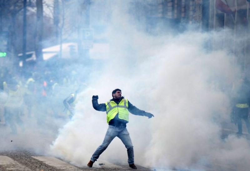  - U Parizu bjesne prosvjedi, policija bacila suzavac, stotine uhićenih