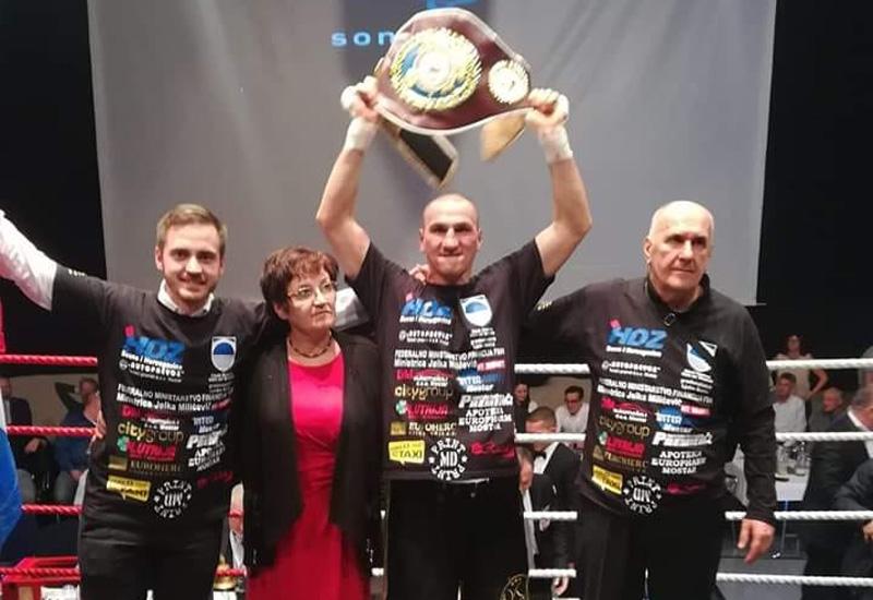 Emil Markić sa pojasom prvaka - Emil Markić osvojio WBO europski naslov