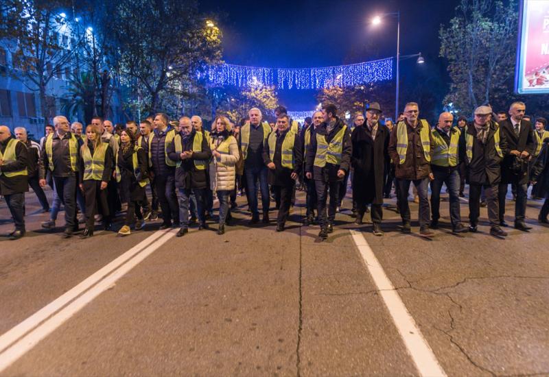 Na ulicama Podgorice prosvjedi u žutim prslucima   