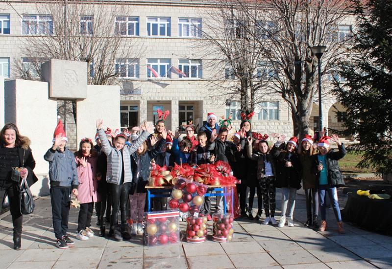 Zajedničko kićenje bora u Posušju - Posuški školarci okitili bor u središtu grada