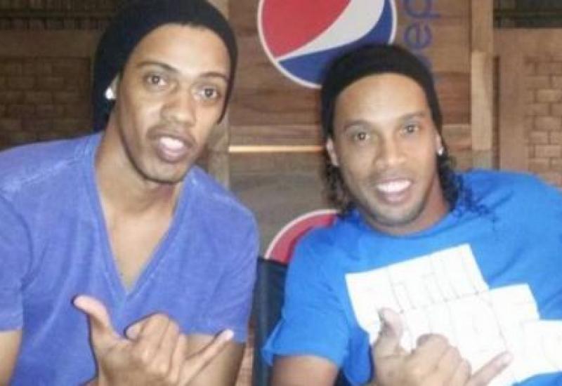 Ronaldinho (desno) i njegov dvojnik - Ronaldinho se skriva od javnosti i šalje navijačima svog dvojnika
