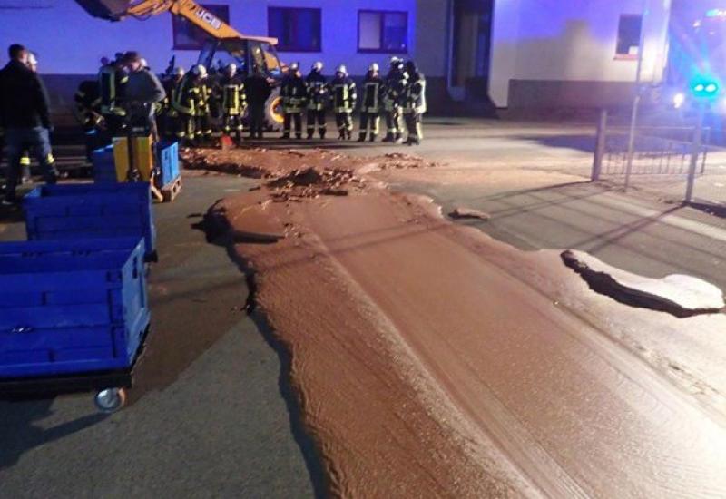 Oko tona tekuće čokolade izlila se u dvorište tvornice - Njemačkim ulicama teče čokolada