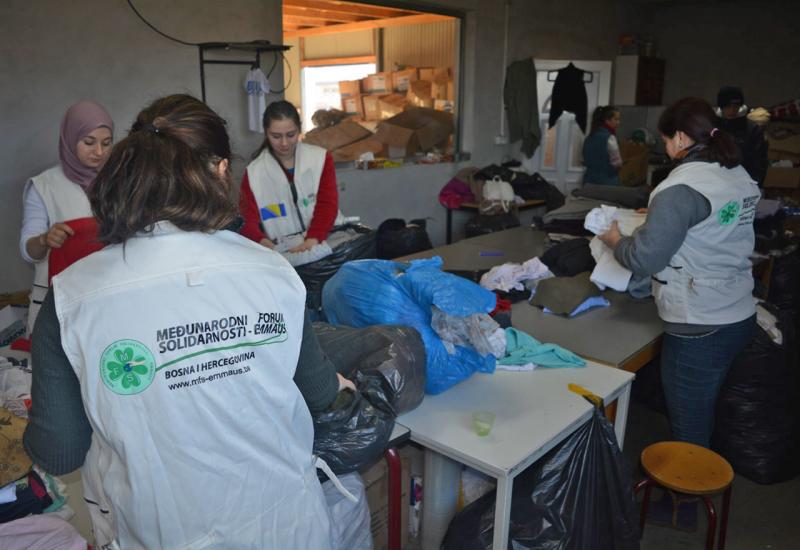 Razvrstavanje odjeće prije slanja u Siriju - Poslali još jedan brodski kontejner zimske odjeće i obuće za narod u Siriji