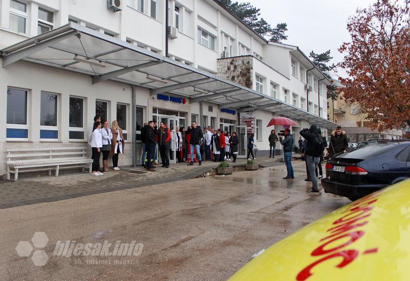 Prosvjed ispred širokobriješkog Doma zdravlja - Širokobriješki liječnici prosvjeduju, traže kamere i zaštitare