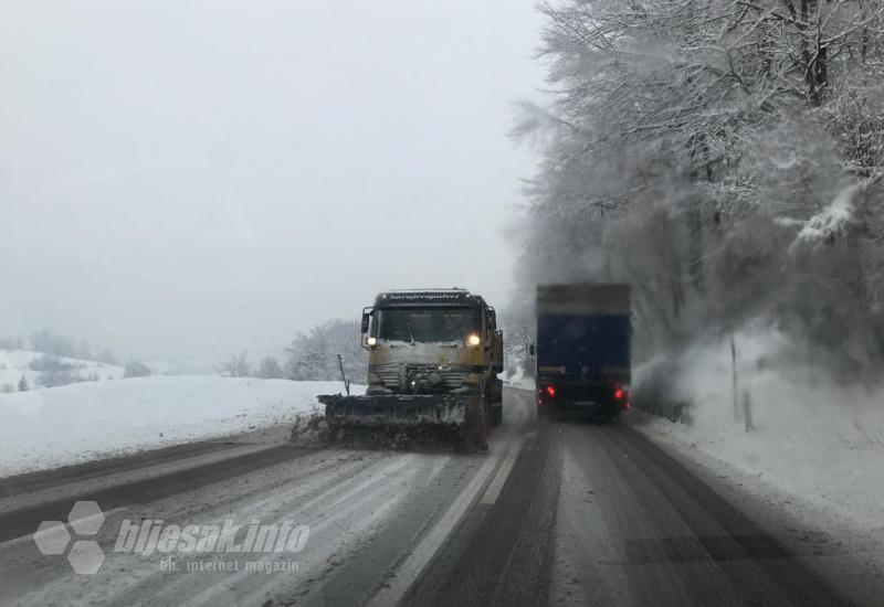 Snijeg stvara probleme vozačima: Obustavljen promet prema 'Ivanu'