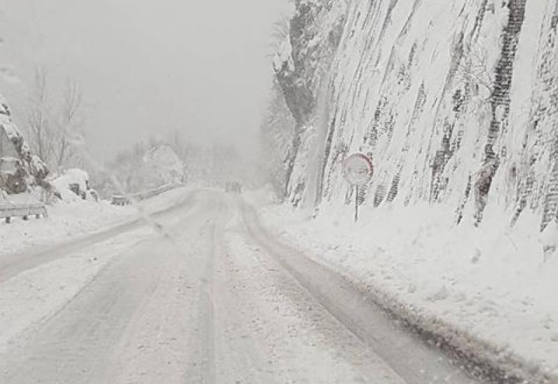 Snijeg na dionici Mostar - Konjic - VIDEO | Vozači zabrinuti zbog stanja ceste Mostar - Konjic