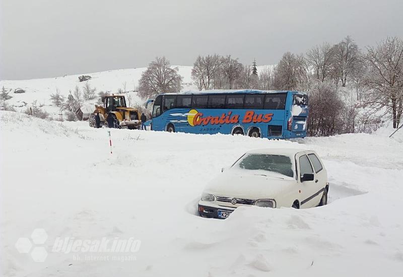 Tomislavgrad - Posušje: Više vozila zapelo u snijegu