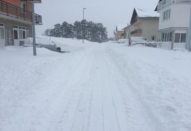 Tomislavgrad pod snijegom - VIDEO | Tomislavgrad -  Posušje: Više vozila zapelo u snijegu