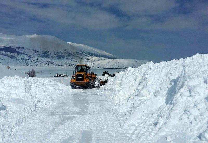 Zatvoren promet Rakitno - Blidinje, mnoga vozila zarobljena u snijegu