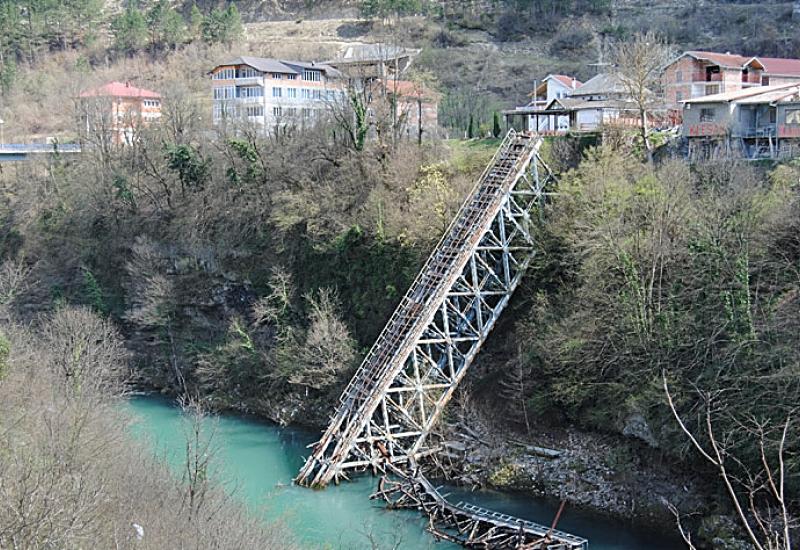 Porušeni most  - Obnavlja se porušeni most Bitka za ranjenike na Neretvi