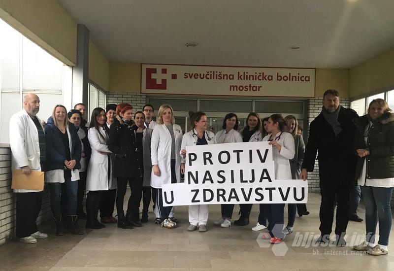 Prosvjed u Mostaru: Dvadesetak liječnika 'protiv nasilja u zdravstvu'