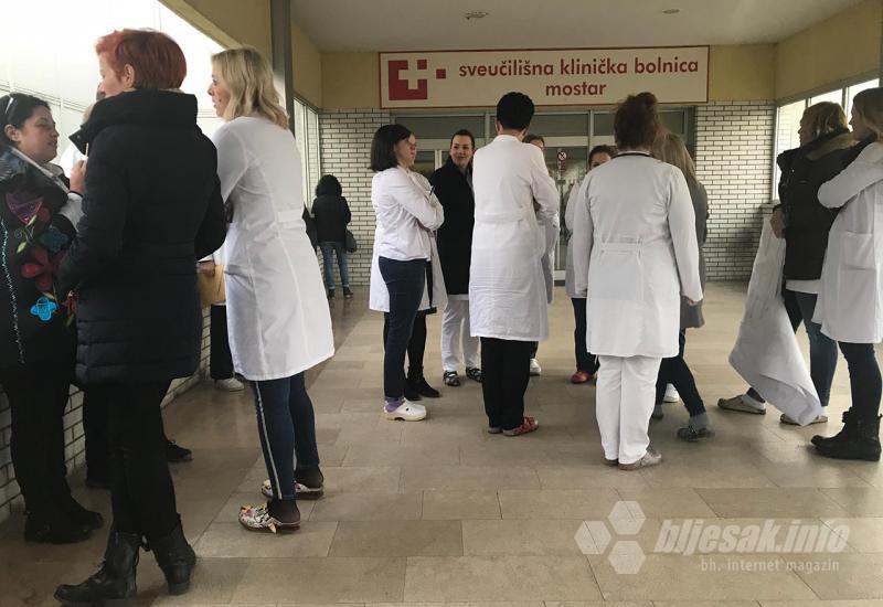 Dvadesetak liječnika okupilo se na mirno prosvjedu - Prosvjed u Mostaru: Dvadesetak liječnika 