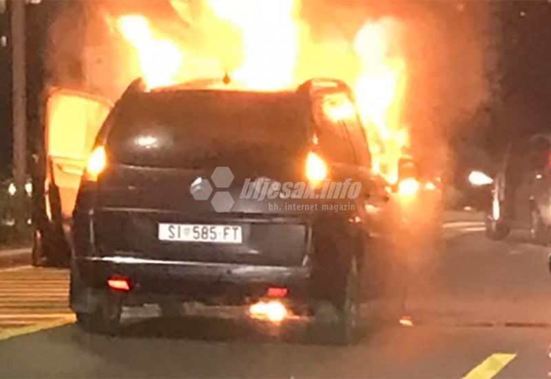 Mostar: Na Bulevaru se zapalio automobil - Mostar: Na Bulevaru se zapalio automobil