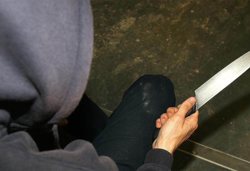 Mostar: Maskiran i uz prijetnju nožem opljačkao kladionicu