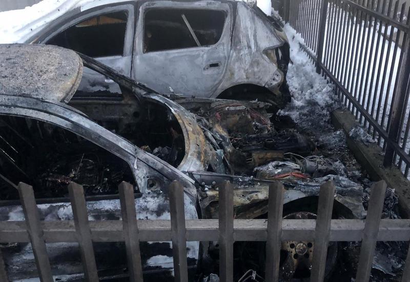 Zapaljena vozila - Zapaljeno više automobila sarajevskog rent a car-a