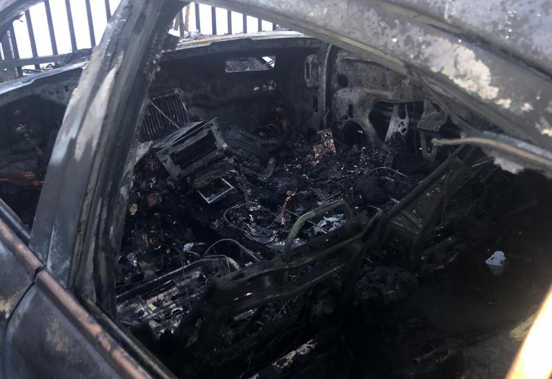 Vozilo uništeno u požaru - Zapaljeno više automobila sarajevskog rent a car-a
