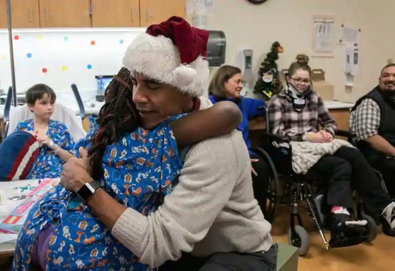 Barack Obama kao Djed Mraz dijelio darove bolesnoj djeci
