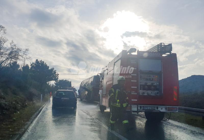 Vatrogasci na terenu - VIDEO | Mostar: Zapalio se Globtourov autobus