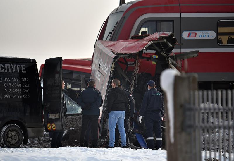Vlak prepolovio u autobus, petoro poginulih