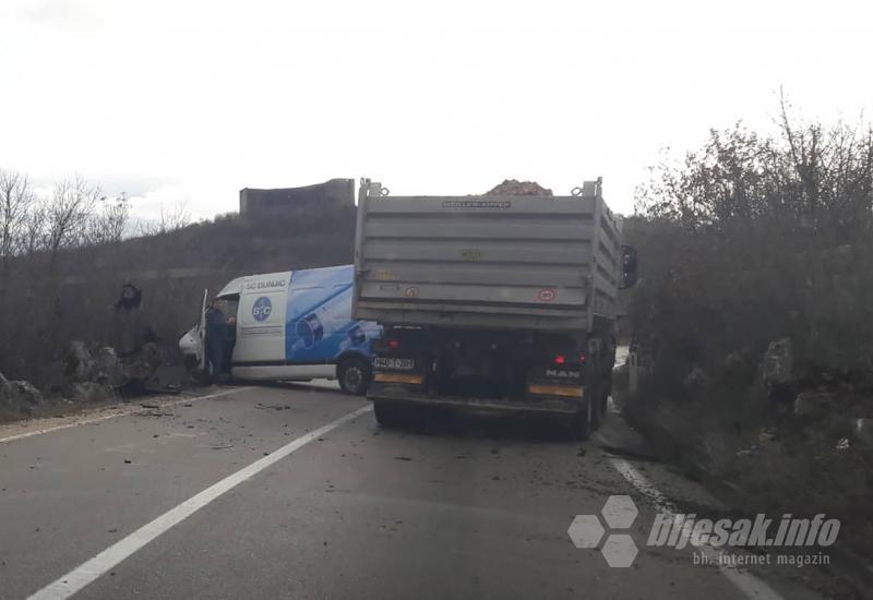 Prometna nesreća s većom materijalnom štetom - Sudar kombija i kamiona na izlazu iz Bileće