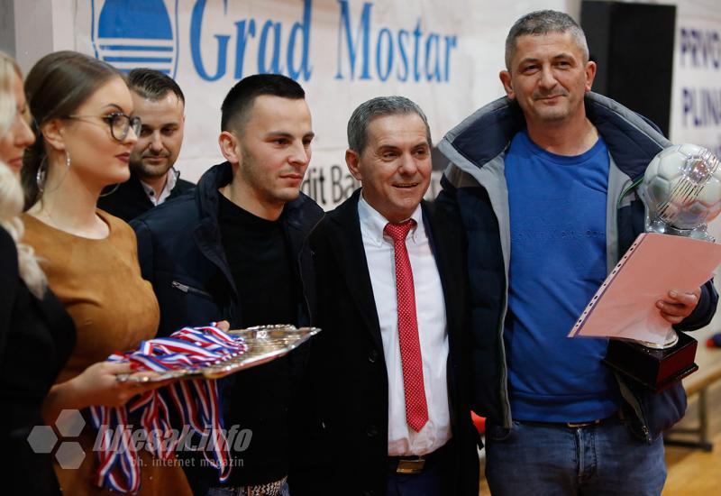 Nagradu za treće mjesto uručio je Smiljan Vidić - HFC Zrinjski Drugi Način pobjednik Božićnog turnira HVIDR-a 2018.