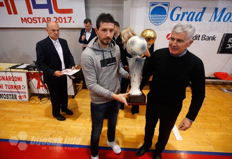 Pobjedniku turnira nagrade je uručio Dragan Čović - HFC Zrinjski Drugi Način pobjednik Božićnog turnira HVIDR-a 2018.