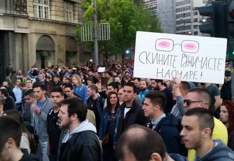 S prosvjeda - Masovni prosvjed protiv Vučića u Beogradu: Prestani da lažeš, prestani da kradeš