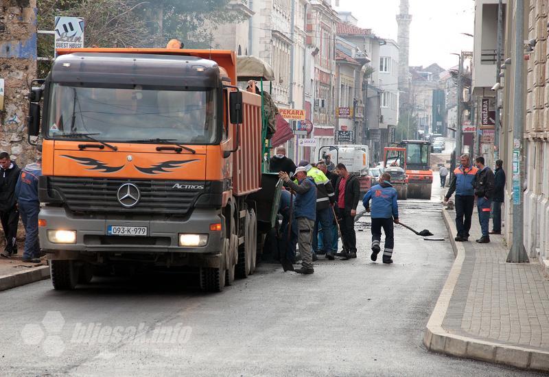 Radno i nedjeljom: Asfaltiranje u Titovoj ulici u Mostaru