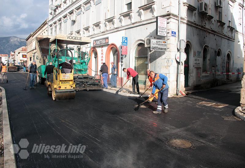 Radno i nedjeljom: Asfaltiranje u Titovoj ulici u Mostaru