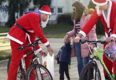 Čapljina: Djedice na biciklima darivale mališane