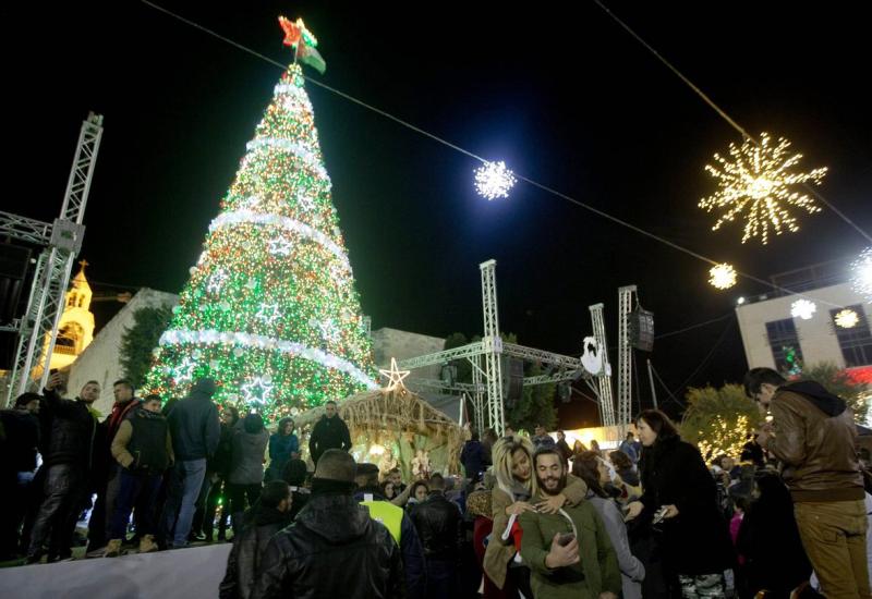 Tisuće ljudi okuplja se u Betlehemu na proslavi Božića