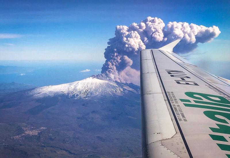 Erupcija vulkana Etna snimljena iz zrakoplova - Eruptirala Etna