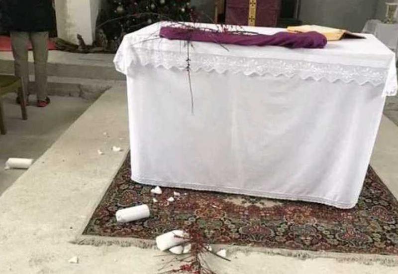 Unutrašnjost crkve u Vogošći - Međureligijsko vijeće u BiH osudilo napad na crkvu svete Majke Tereze u Vogošći